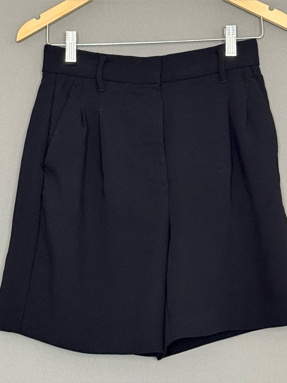 Aritzia Wilfred Effortless Mid-Thigh Pleated Trouser Shorts Black 4 Minimalist - Picture 3 of 13